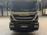 un camion garé dans un garage
