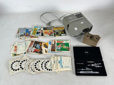 un appareil photo et une collection de films posés sur une table