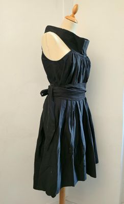 une robe posée sur un mannequin devant une vitrine
