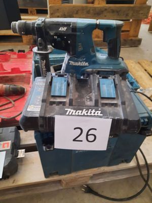 une machine posée sur une palette