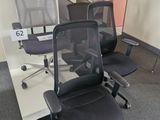 trois chaises de bureau placées les unes à côté des autres