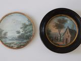 deux tableaux au mur l'un à côté de l'autre