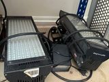 de nombreux types de lampes différents sur les rayons