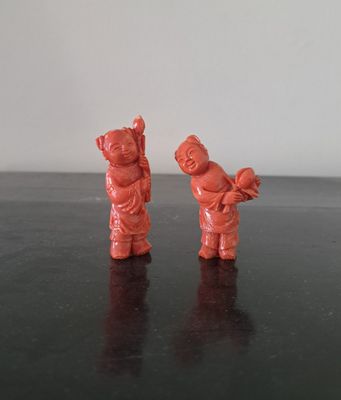 deux petites figurines représentant des personnes debout sur une table