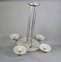 Lustre art déco en verre moulé et armature en métal chromé a…