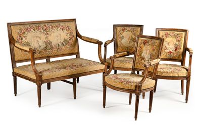 trois chaises et un canapé recouvert d'un tissu à motifs floraux, recouvert d'un tissu à motifs floraux, recouvert d'un tissu à motifs floraux, recouvert d'un tissu à motifs floraux, recouvert d'un tissu à motifs floraux, recouvert d'un tissu à motifs floraux, recouvert d'un tissu à motifs floraux, recouvert d'un tissu à motifs floraux