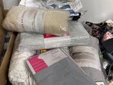 une valise remplie d'objets posée sur une table