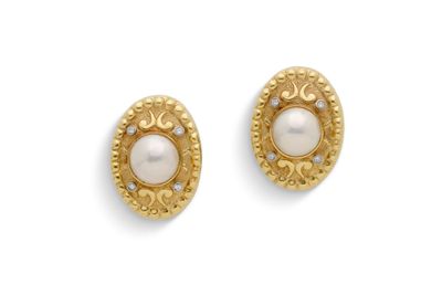 une photo d'une paire de boucles d'oreilles en or et perles