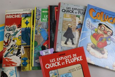 plusieurs livres pour enfants sont alignés sur une surface blanche