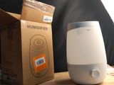 un humidificateur posé sur une table à côté d'une boîte