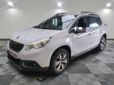 la petite voiture blanche est garée dans une grande pièce