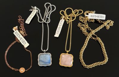 quatre types de colliers différents sur un fond noir