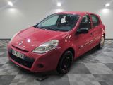 la voiture rouge est garée dans le garage sur le sol en damier