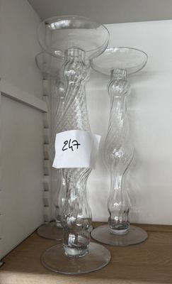 deux vases transparents posés sur une étagère, avec une étiquette de prix