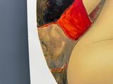 une photo d'un tableau représentant une femme vêtue d'un t-shirt rouge