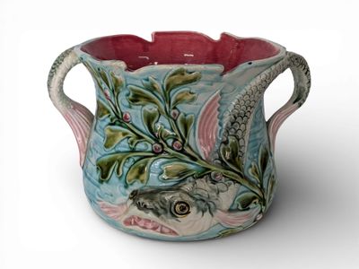 un vase orné d'un motif de poisson