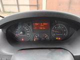 un tableau de bord de voiture équipé d'un compteur de vitesse et de jauges