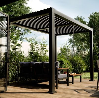 une terrasse avec un canapé et une table sous une pergola