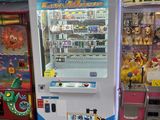 Plusieurs distributeurs automatiques sont alignés les uns à côté des autres dans un magasin