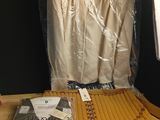 un sac de vêtements posé sur une table à côté d'une paire de chaussures