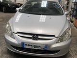 une voiture argentée garée dans un garage