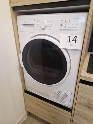 un lave-linge et un sèche-linge dans le coin d'une pièce