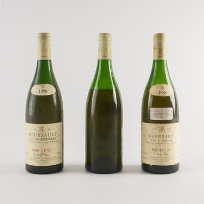 trois bouteilles de vin posées les unes à côté des autres sur une surface blanche