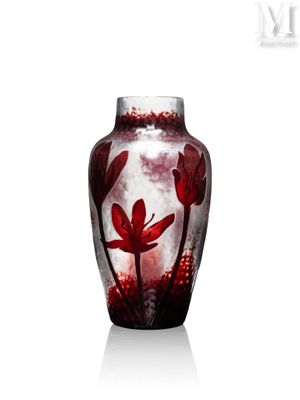 un vase orné d'une fleur rouge sur un fond blanc