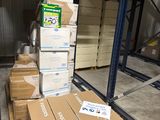 une pile de boîtes sur une palette dans un entrepôt