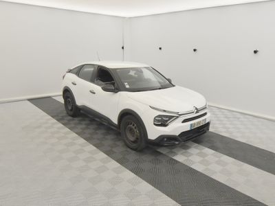la voiture blanche est garée dans le garage sur le sol en damier