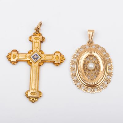 deux pendentifs en forme de croix en or, ornés d'un diamant blanc au centre