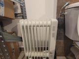 des toilettes blanches placées à côté d'un radiateur blanc dans une salle de bains