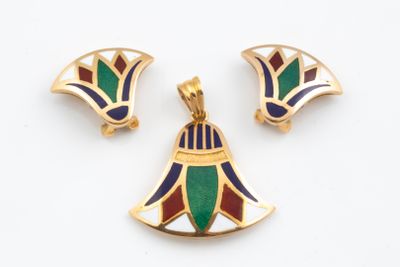 un gros plan sur une paire de boucles d'oreilles et un pendentif