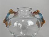 un vase en verre transparent orné d'un motif de poisson