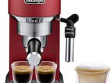 gros plan d'une cafetière avec deux tasses de café