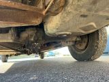 un gros plan de l'arrière d'une voiture sur la route