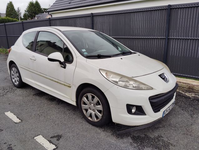 Véhicule PEUGEOT 207 immatriculé CH-843-SF 1ère MEC le 13/07/2012...