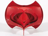 une image représentant une sculpture en papier rouge dans laquelle un cœur a été découpé