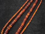 gros plan d'un collier sur une surface noire