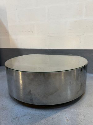 une image d'une table basse avec un plateau en verre