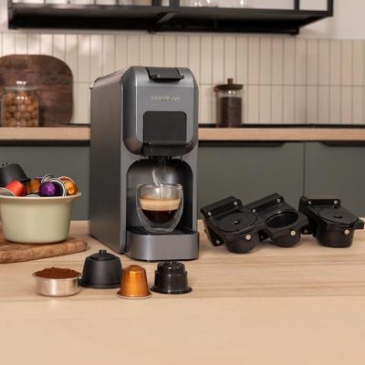 une photo d'une cafetière posée sur un plan de travail de cuisine