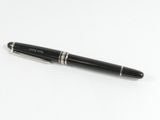 un stylo noir posé sur une surface blanche