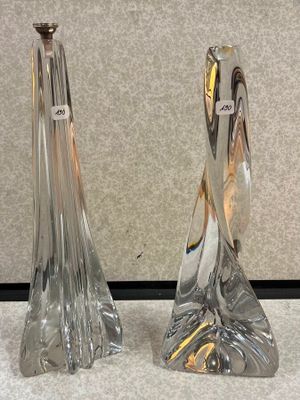 deux bougeoirs en verre posés sur une table