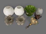 plusieurs vases de styles différents et une lampe posés sur une surface grise
