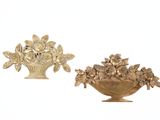 deux vases dorés contenant des fleurs, sur fond blanc
