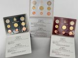 Trois types de pièces différents sont exposés dans une vitrine.