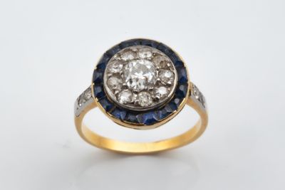 une bague ancienne sertie de diamants et de saphirs en grappe