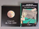 deux livres posés sur une table, devant lesquels se trouve la photo d'une liasse de billets