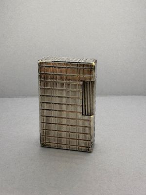 une photo d'un briquet posé sur une table