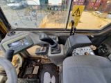 vue de l'intérieur d'un engin de chantier depuis le siège du conducteur